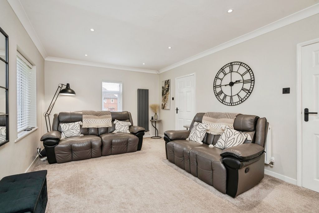 Property photo 3 of 17 Lounge