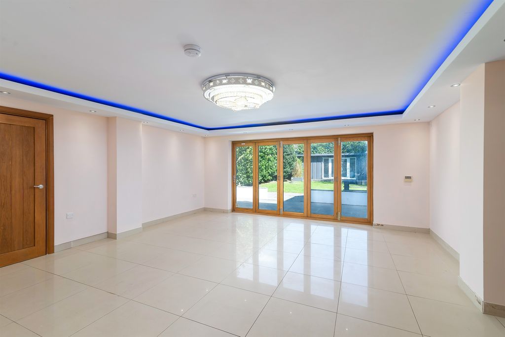 Property photo 3 of 23 Lounge