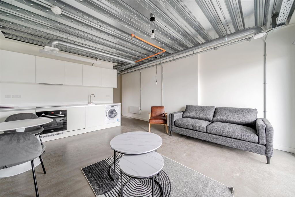 Property photo 3 of 11 1369180-5-68ee526d9B317.Jpg