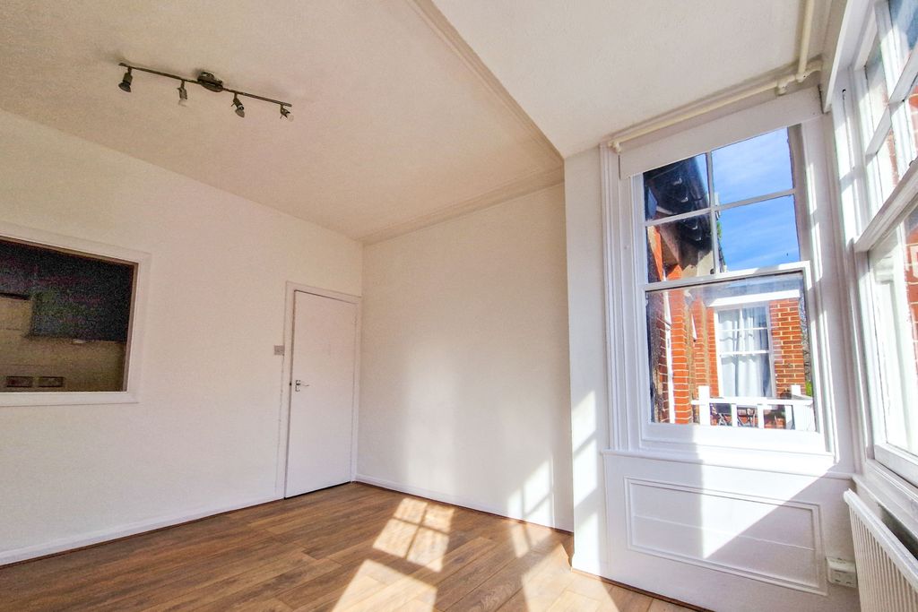 Property photo 3 of 9 Flat 4, 34 Sackville Road, Hove Bn3 3Fb
