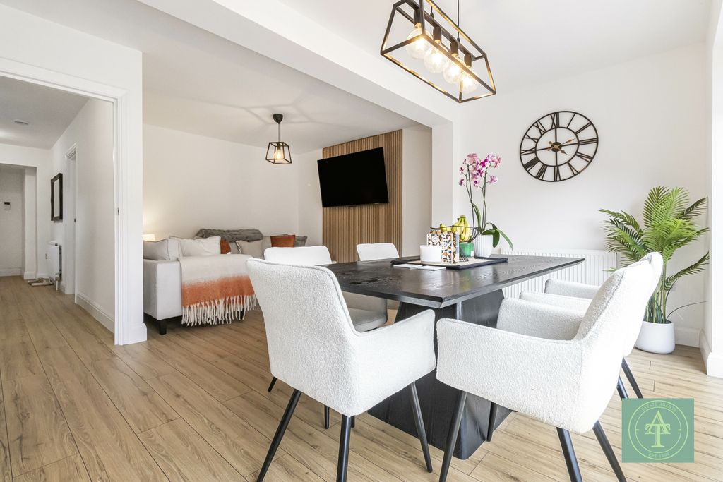 Property photo 3 of 32 Gallery