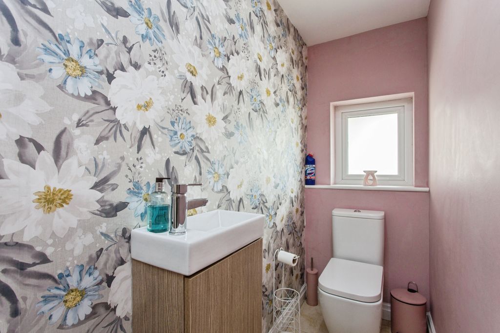 Property photo 2 of 23 Ground Floor WC