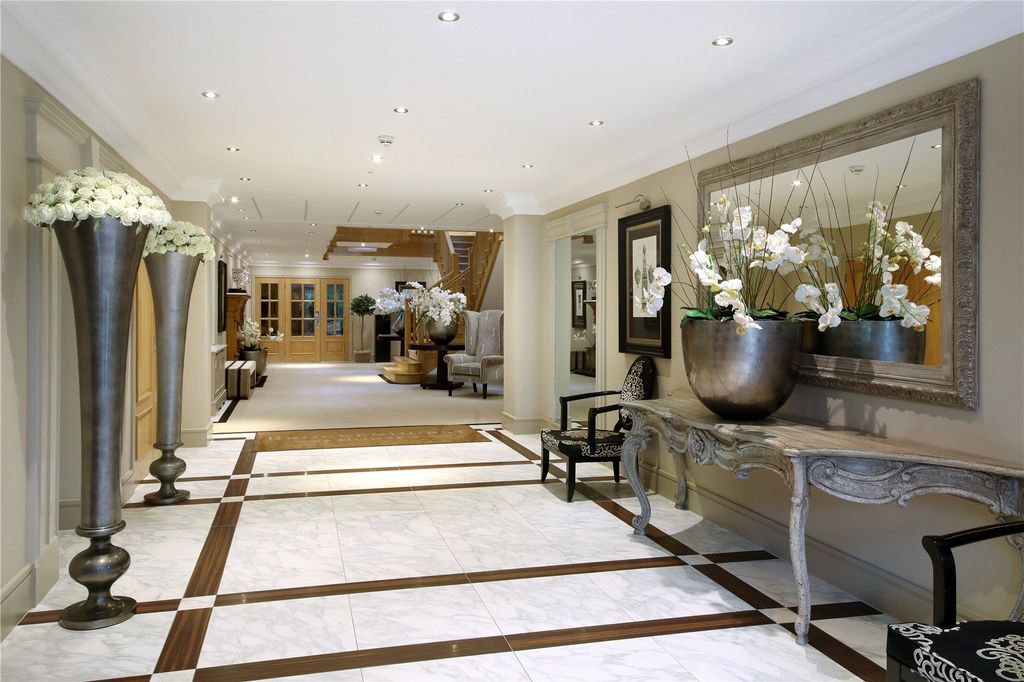 Property photo 3 of 21 Communal Entrance