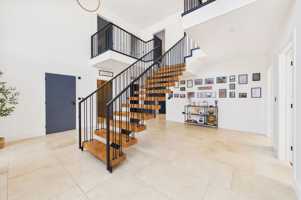 Property photo 2 of 32