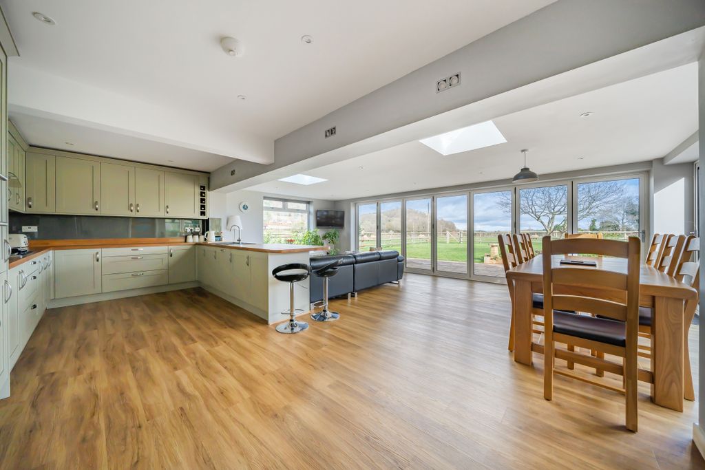 Property photo 2 of 27