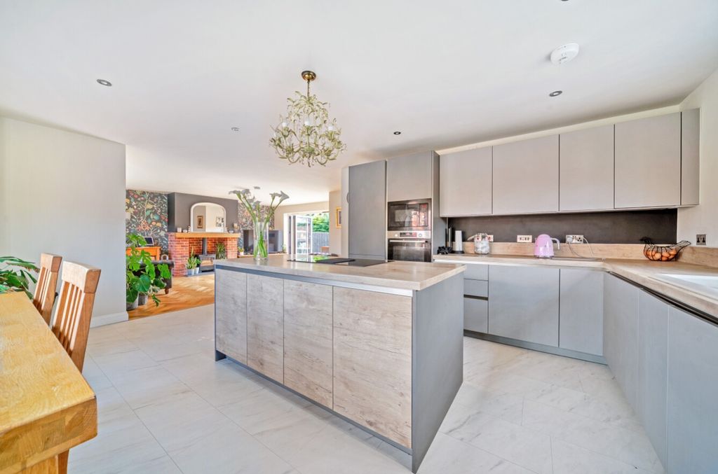 Property photo 3 of 26 1304189-26-683F400c33Aa9