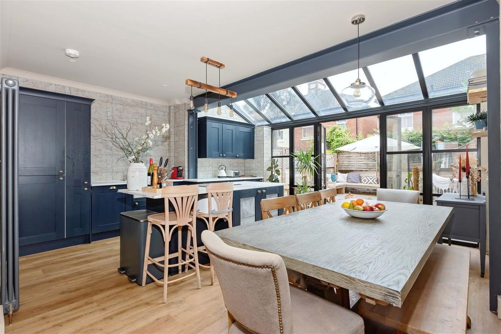 Property photo 2 of 23 St Leonards Ave_12.Jpg