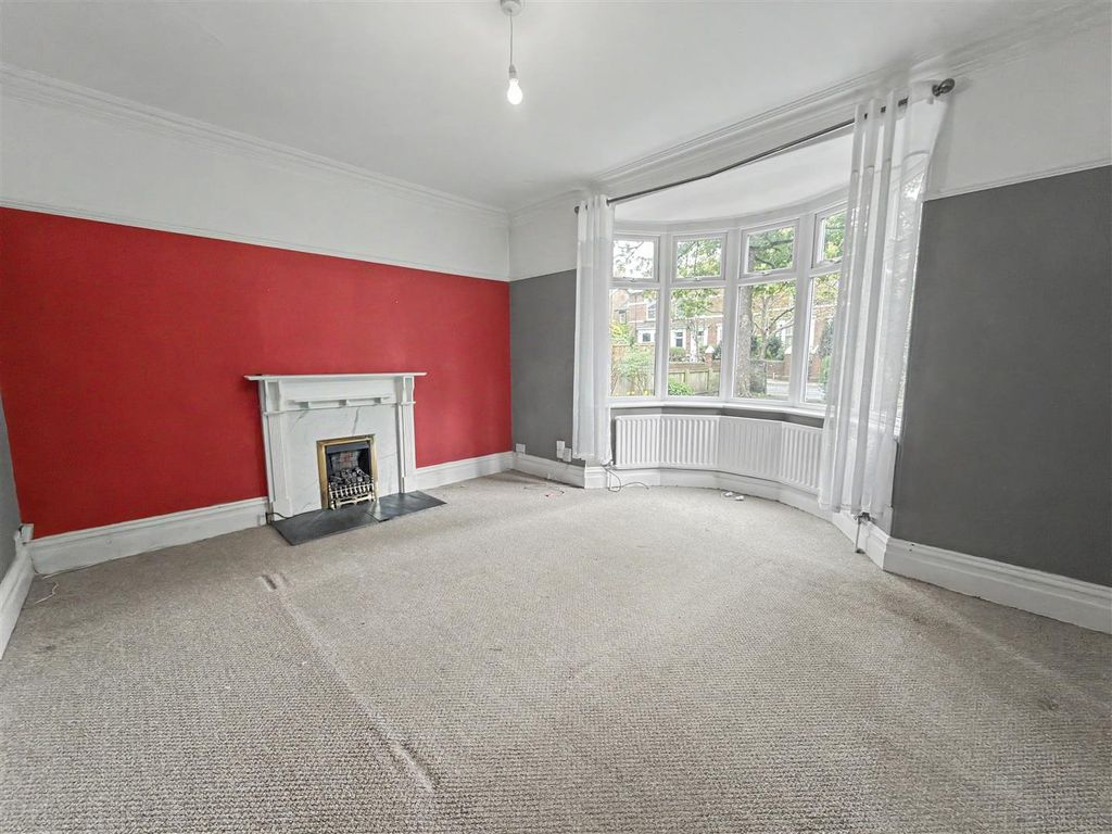 Property photo 2 of 13 Lounge