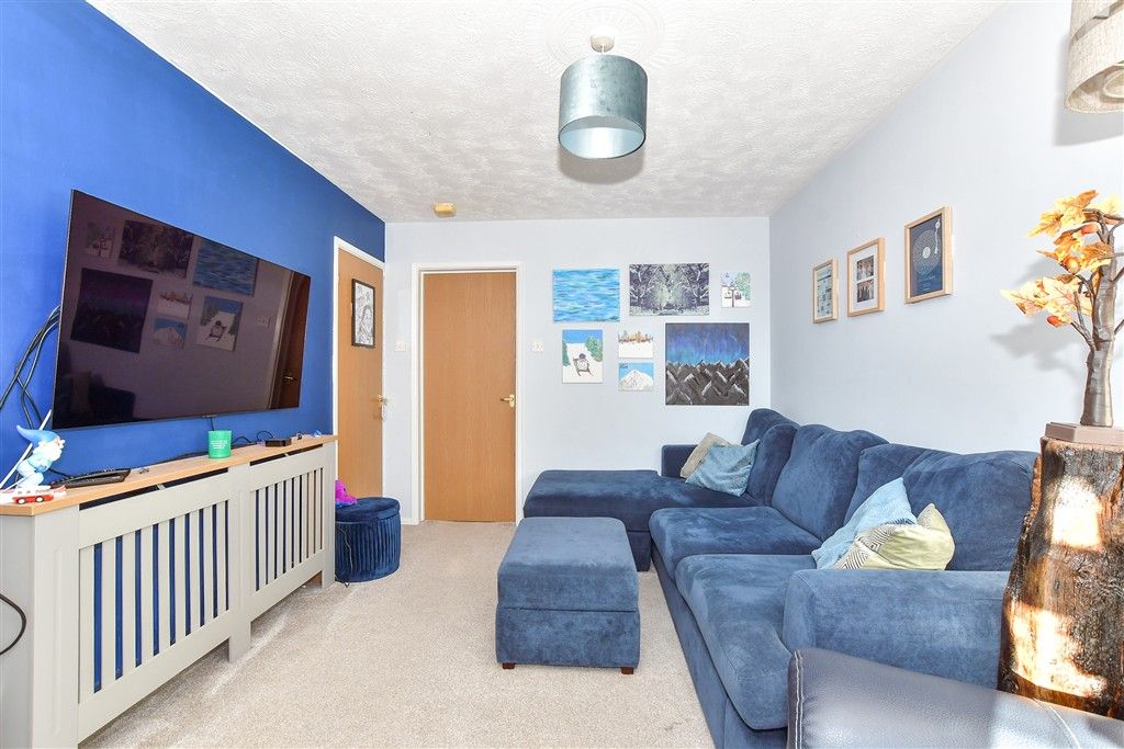 Property photo 3 of 8 Lounge