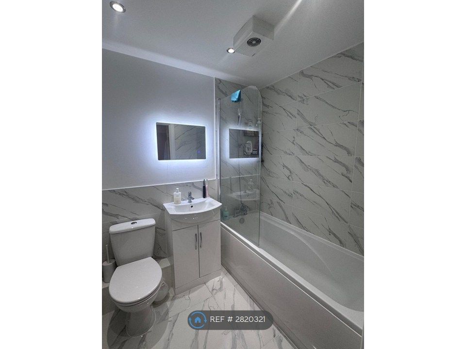 Property photo 1 of 12 Toilet