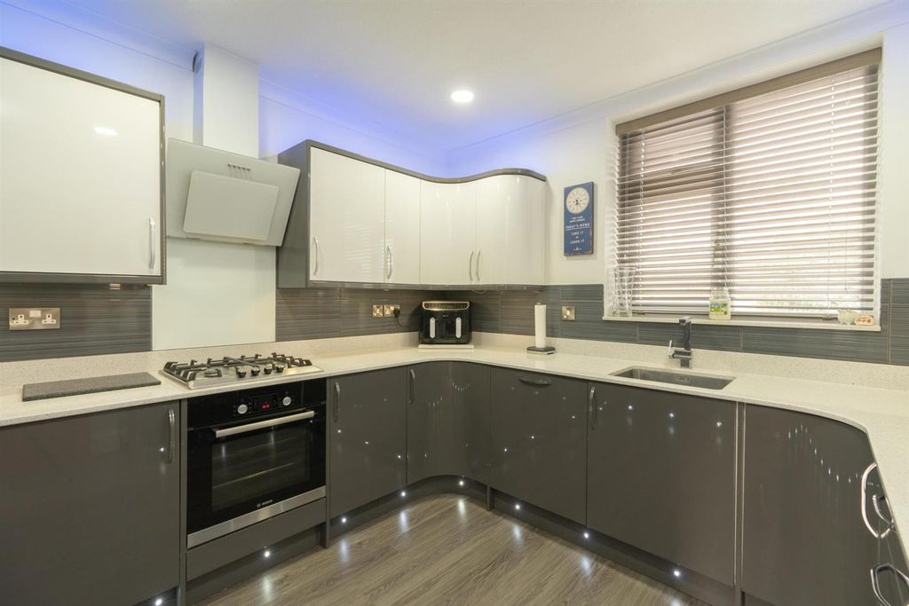 Property photo 2 of 34