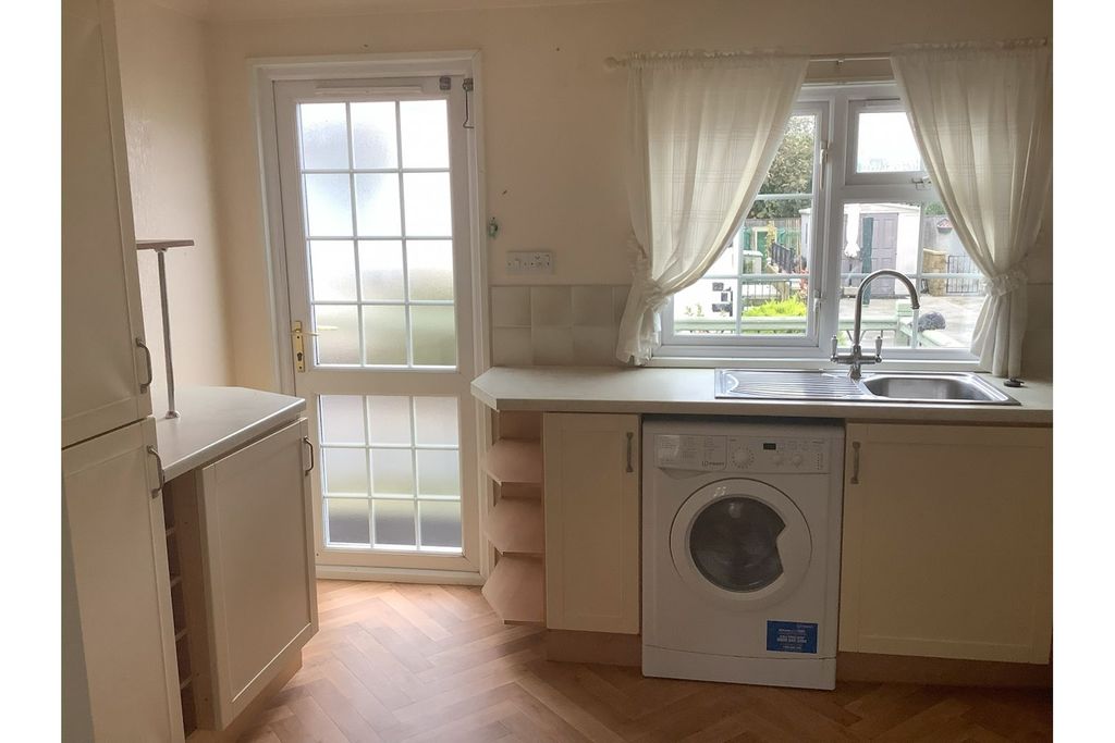 Property photo 3 of 11 Kitchen