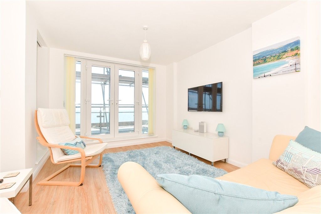 Property photo 3 of 14 Lounge