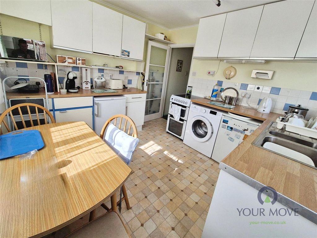 Property photo 3 of 14 Kitchen