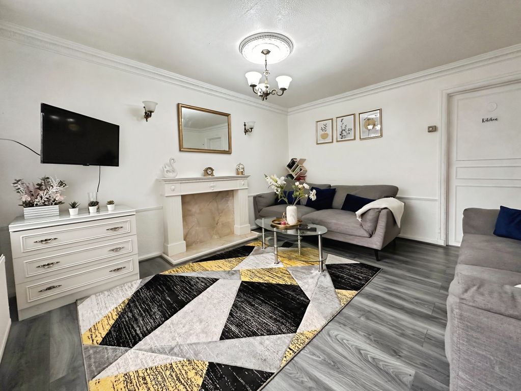 Property photo 3 of 14 Lounge