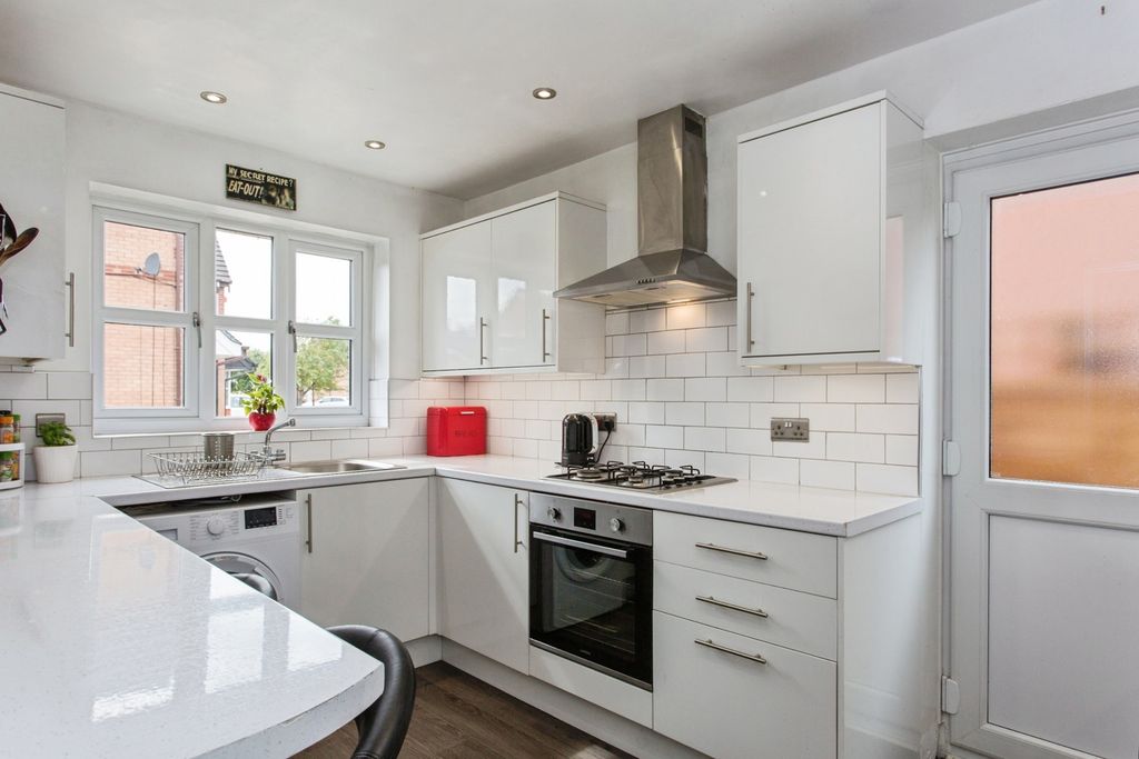 Property photo 3 of 19 Kitchen