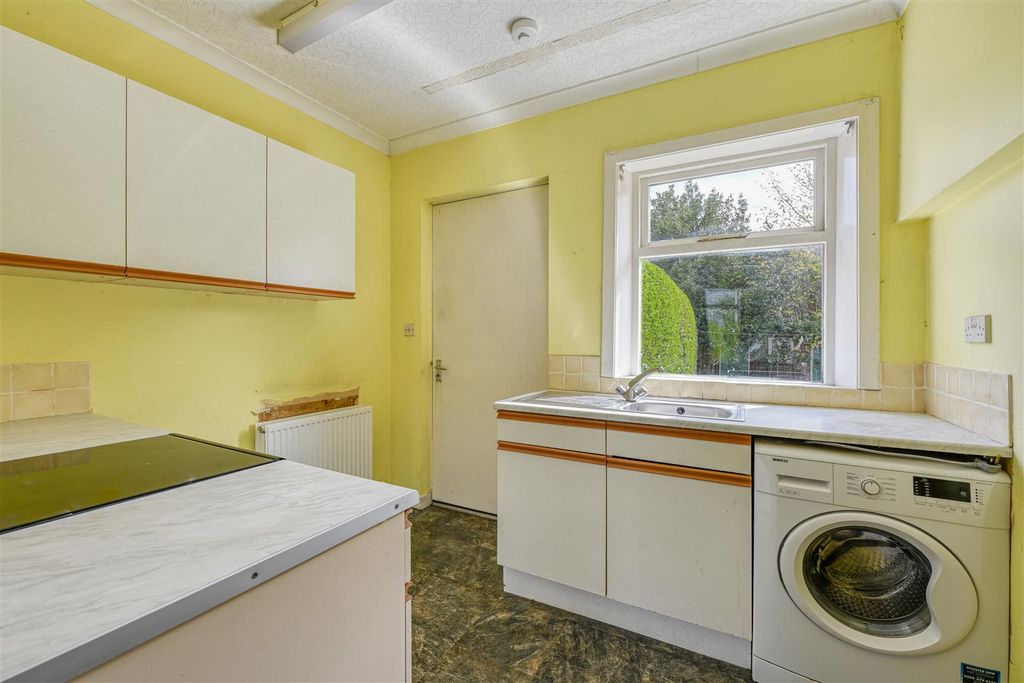 Property photo 3 of 8 Kitchen