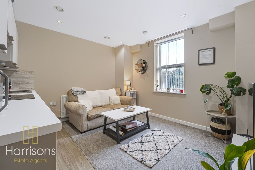 Property photo 1 of 16 Photo 6