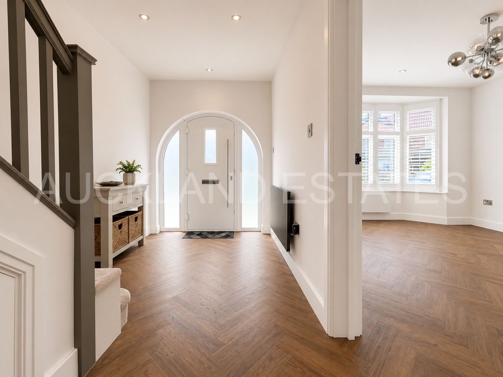 Property photo 3 of 35 Image00005
