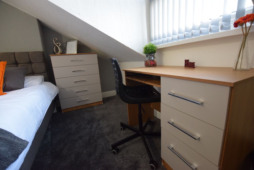 Property photo 3 of 10 Double Bedroom