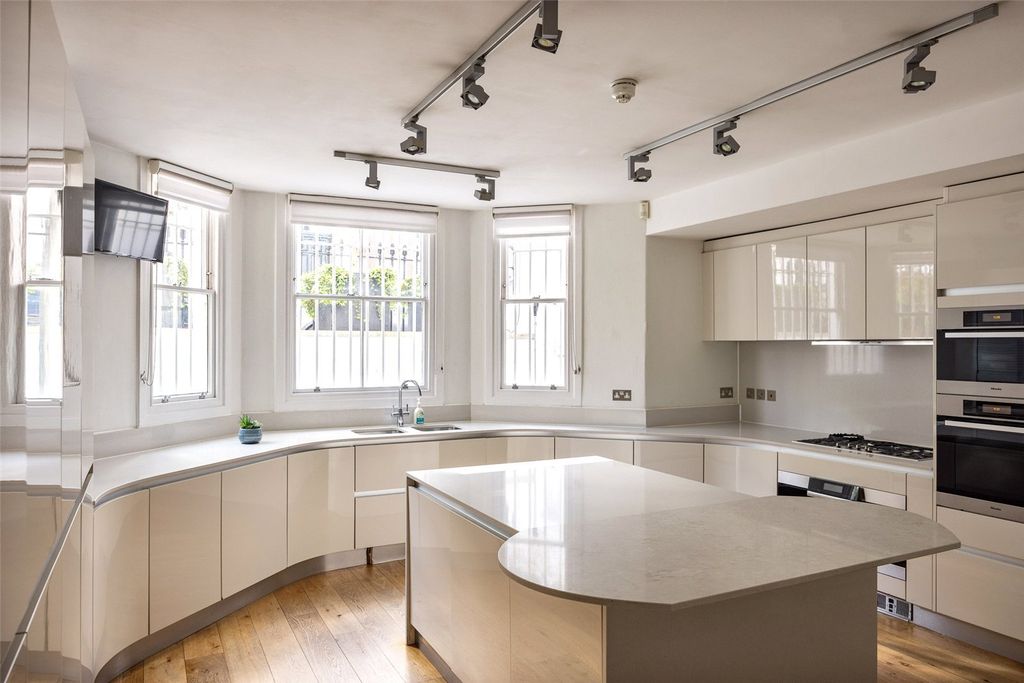 Property photo 3 of 17 Kitchen