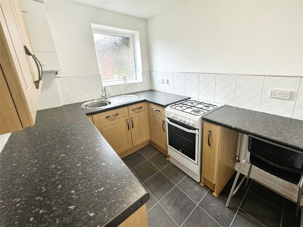 Property photo 3 of 10 Kitchen