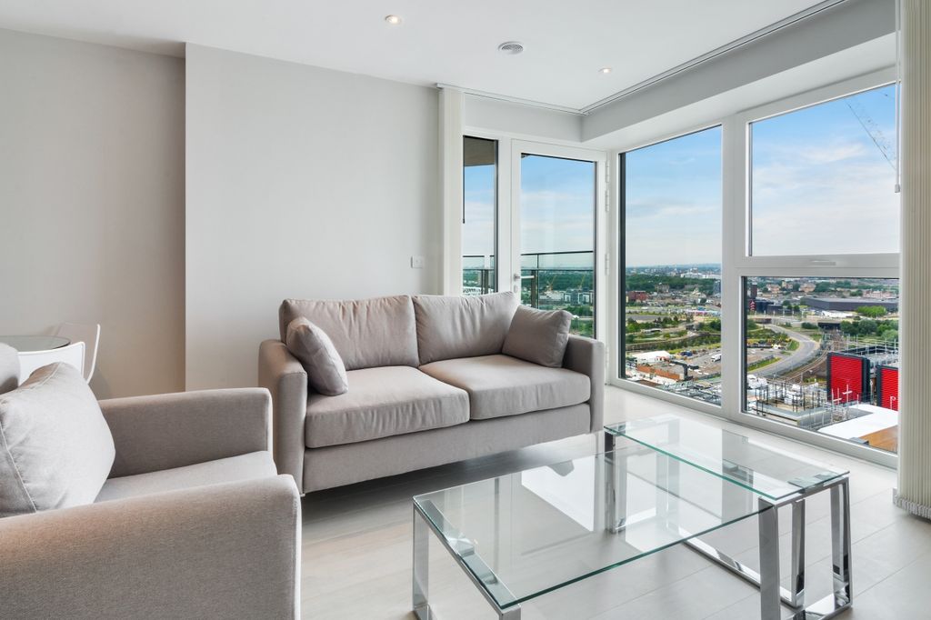 Property photo 1 of 7 Living Room