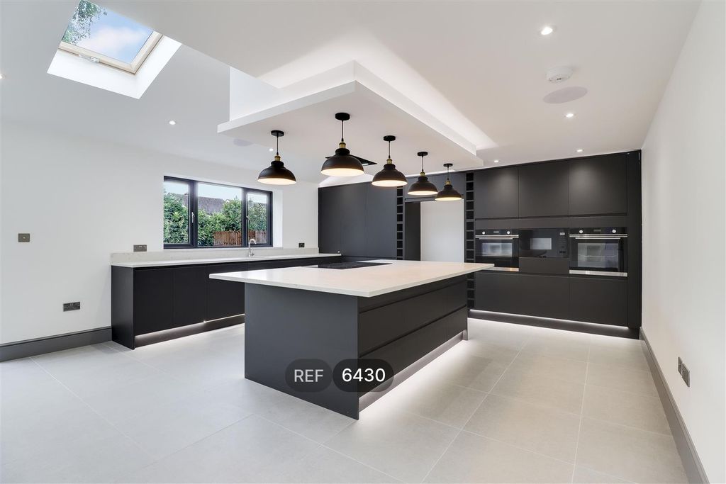 Property photo 2 of 36 Kitchen/Living Area