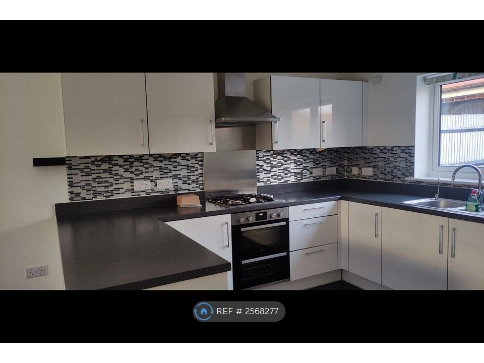 Property photo 2 of 18 Kitchen