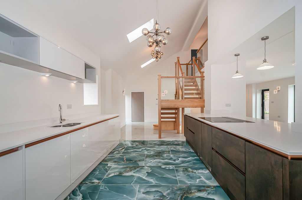 Property photo 2 of 28