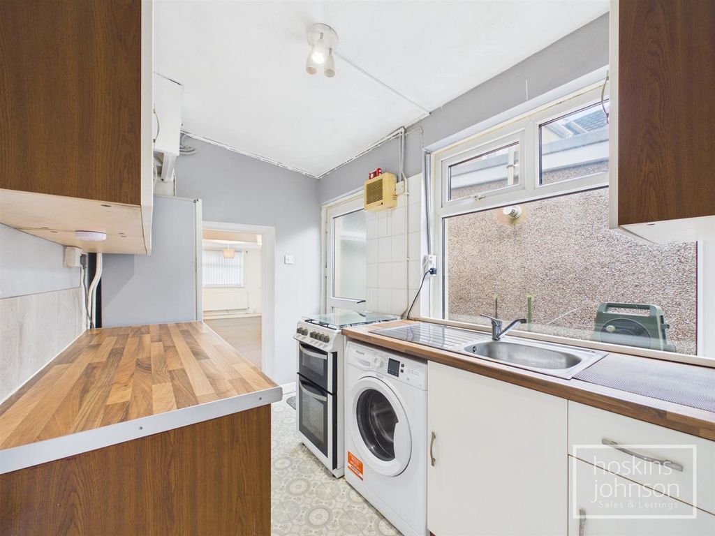 Property photo 3 of 10 Kitchen