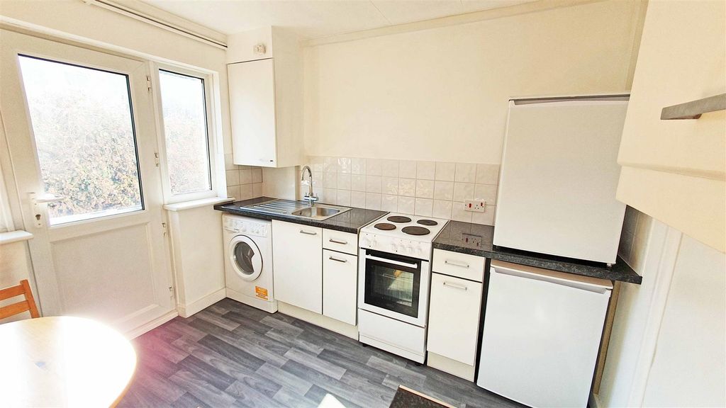 Property photo 3 of 9 Kitchen