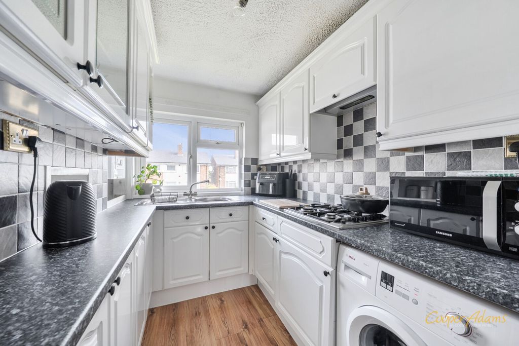 Property photo 3 of 11 Kitchen
