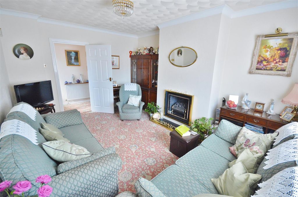 Property photo 3 of 13 Lounge