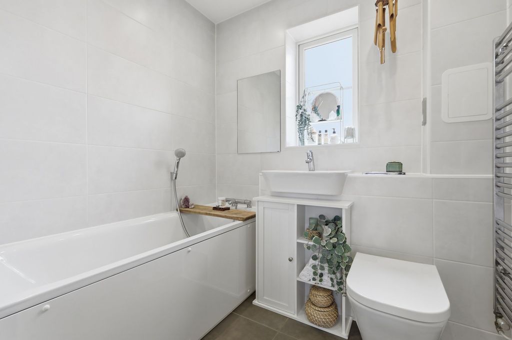 Additional image 15 of 2 bed flat for saleBuckingham Road, Epping CM16
