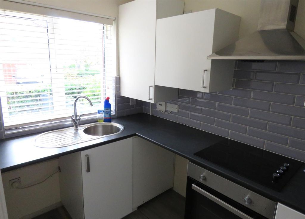 Property photo 3 of 8 Kitchen
