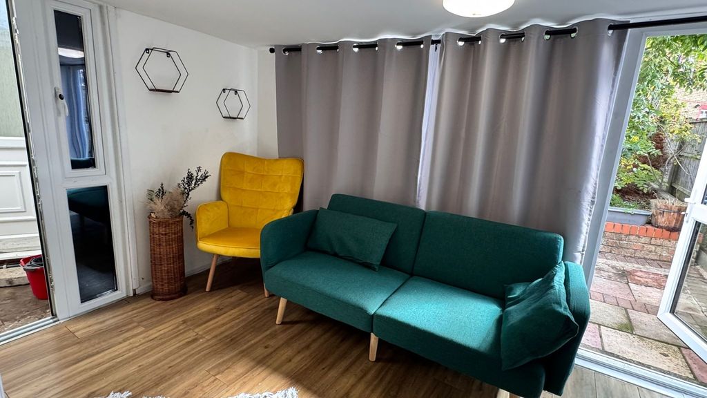 Property photo 1 of 9 Photo 9