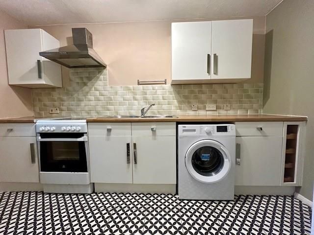 Property photo 2 of 8 10 Townsend Close Kitchen.Jpg