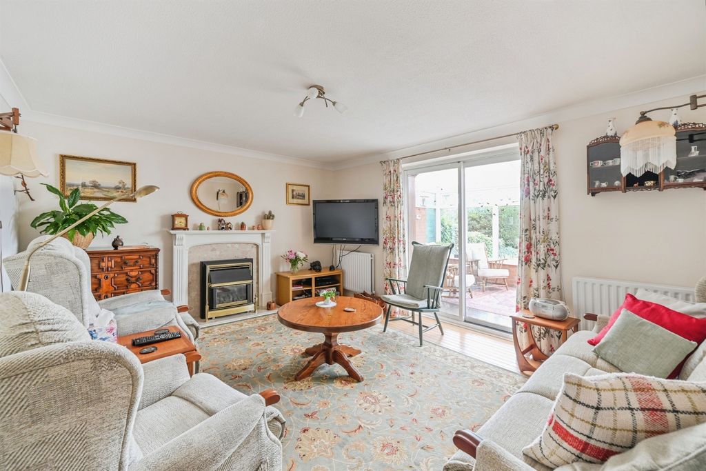 Property photo 3 of 18 Lounge: