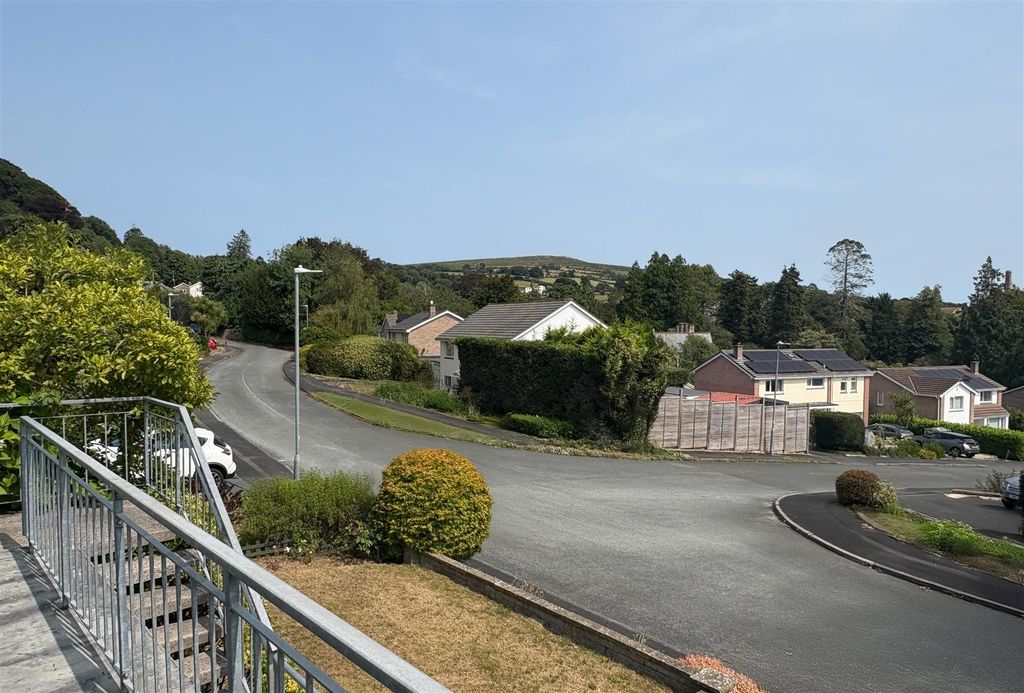 Property photo 2 of 26 Crescent Gdns Viewcm3.Jpg