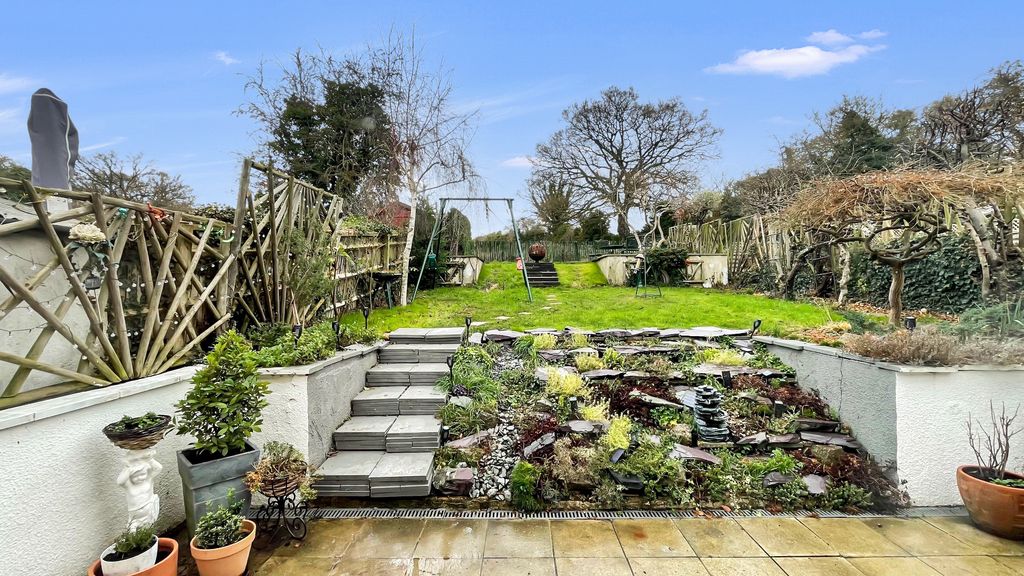 Property photo 2 of 17 Garden 3