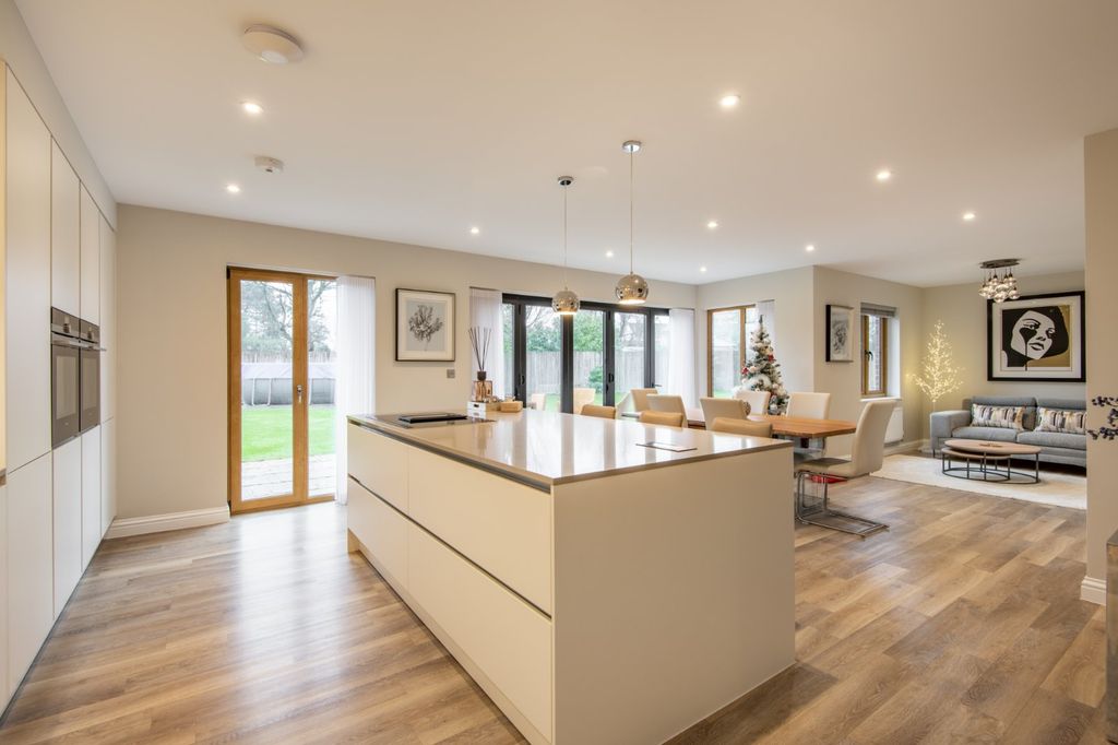 Property photo 3 of 20 Kitchen