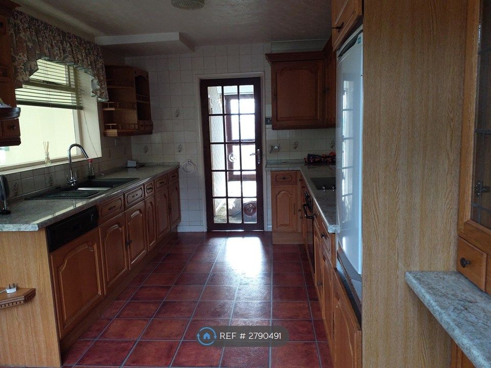 Property photo 3 of 7 Kitchen