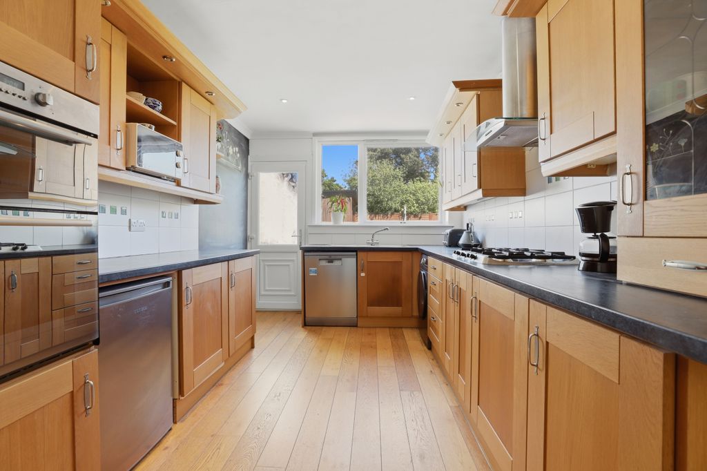Property photo 3 of 31
