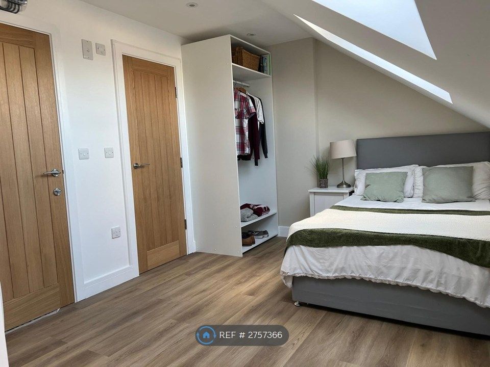 Property photo 2 of 11 Room 5 - Available Now (£800)