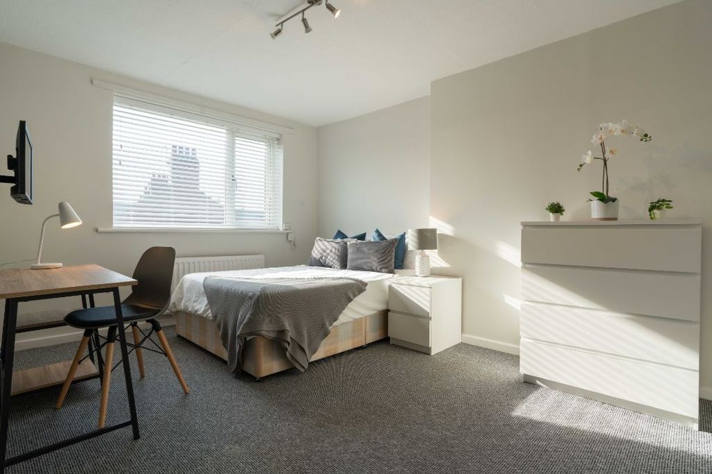 Property photo 2 of 9 377Cr - Bedroom 1