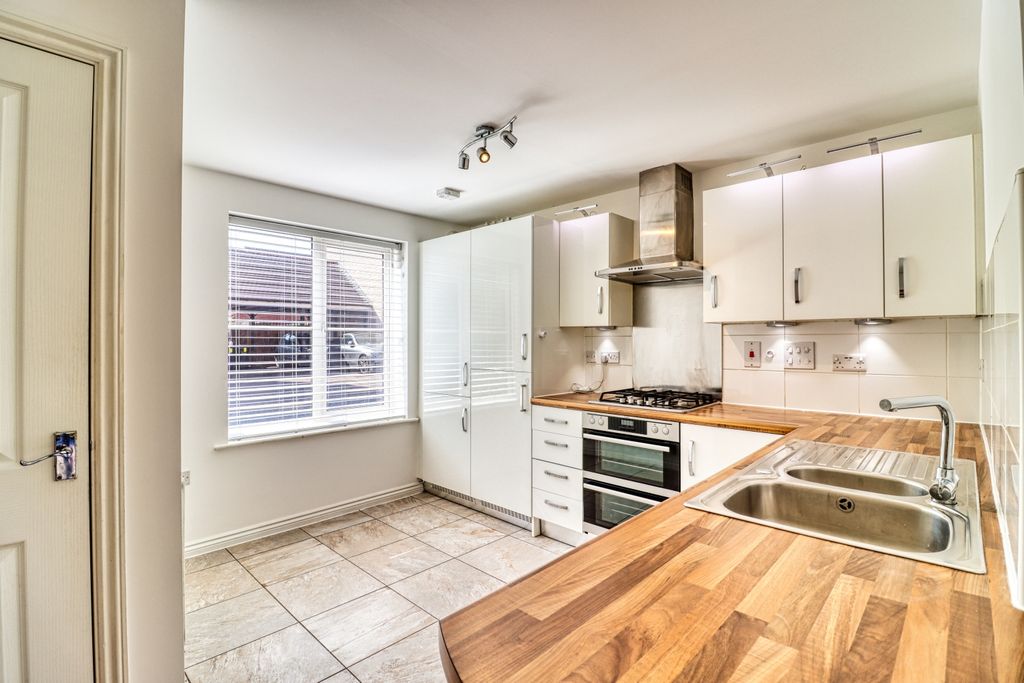 Property photo 3 of 15 Kitchen