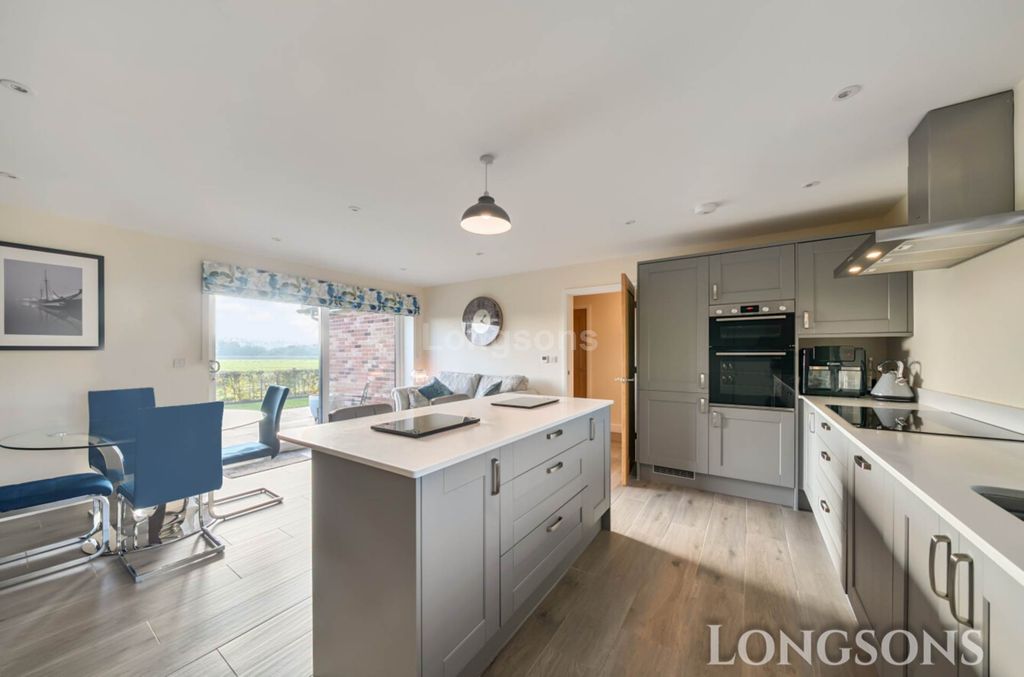 Property photo 2 of 25