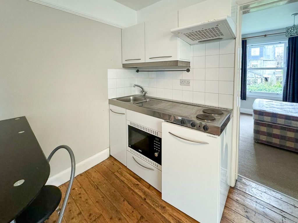 Property photo 3 of 11 Kitchen