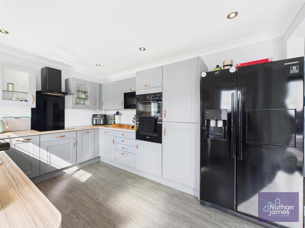 Property photo 3 of 23 Kitchen